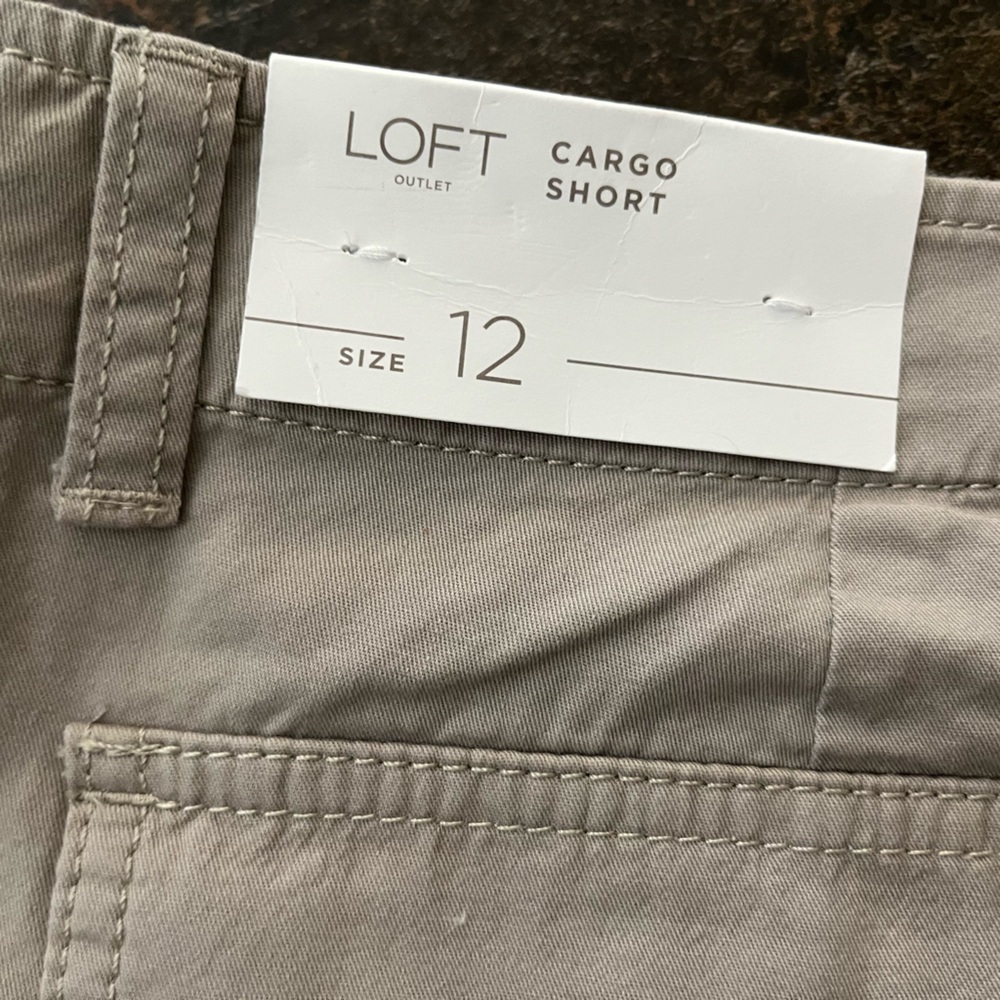 New women’s Loft Outlet tan cotton cuffed cargo shorts. Everyday casual. Size 12 - Picture 7 of 13